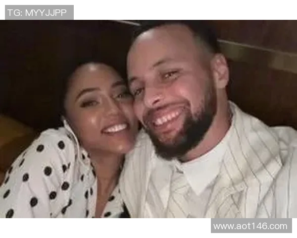 库里与妻子Ayesha合影曝光,恩爱露齿笑容温暖人心 库里与妻子Ayesha合影曝光,恩爱露齿笑容温暖人心